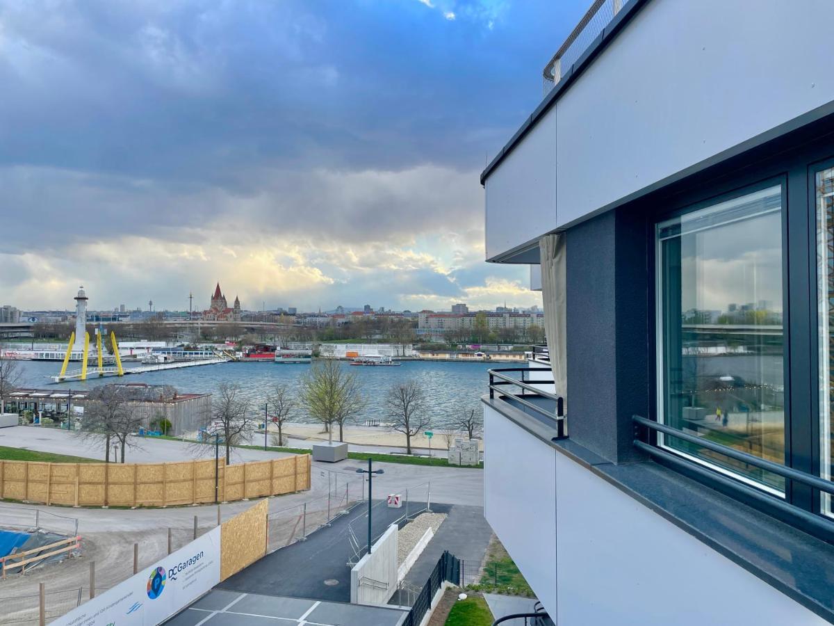 Riverfront With Balcony And Ac Apartment Wien